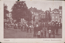 865087-a-b Gezicht op de veemarkt op het Vredenburg te Utrecht, met in het midden de ingang van de Willemstraat.N.B. ...